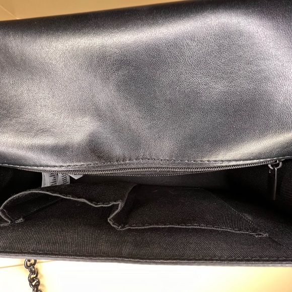 Snake-like aesthetic makes this handbag design a standout among the crowd! - Picture 13 of 14